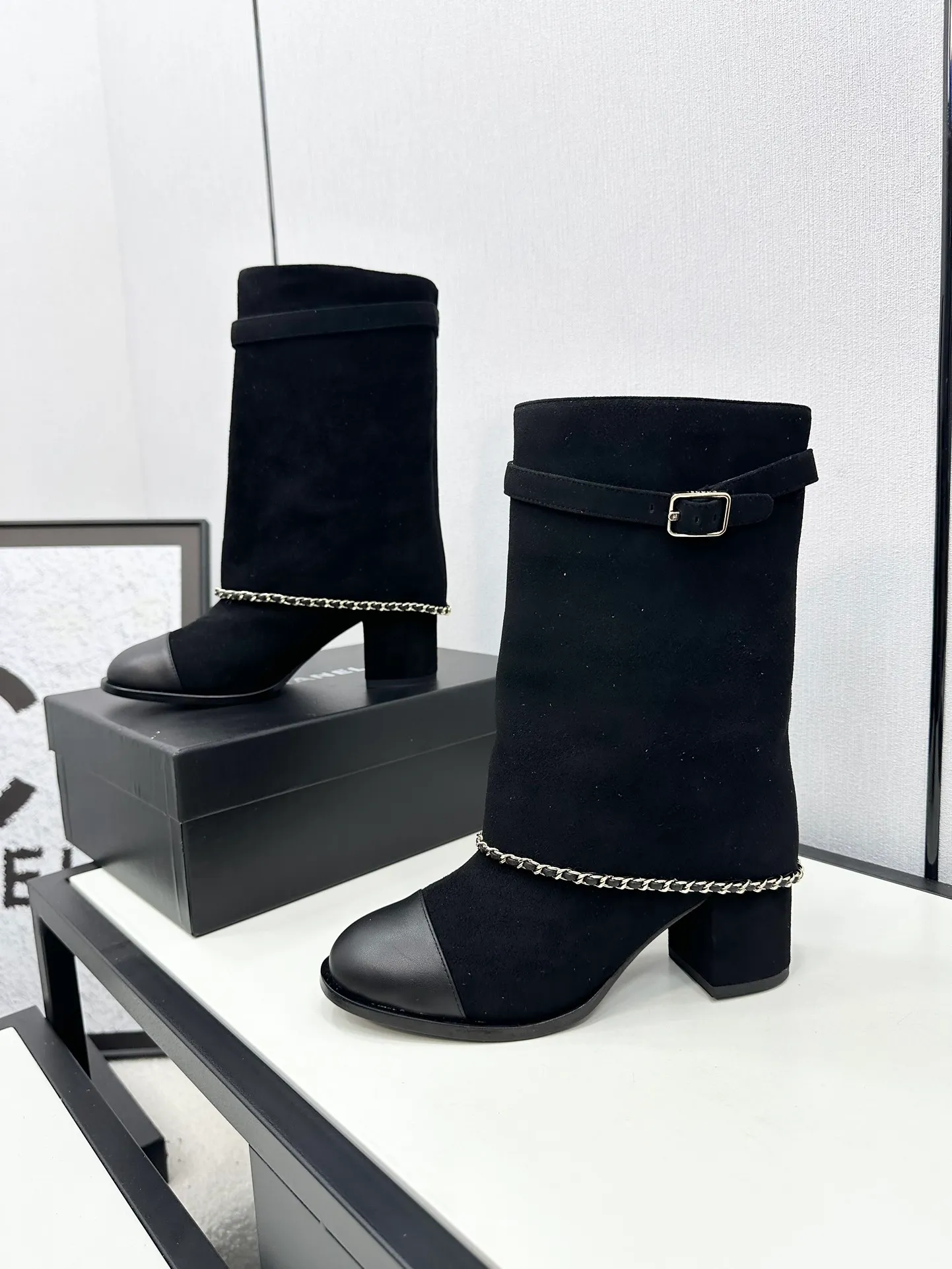 👟👟Ex-factory price 740👟👟Chanel🆕 24b new double c autumn and winter boots Chanel autumn and winter heavy industry explosive short boots🔥 Xiaohongshu highly recommends this style, it looks good with any combination, a must-have for fashion, Ms. Chanel loves simple and irresistible styles💋Coloring shows a unique style, free mix and match to shine⚡️Follow the fashionable steps of the tight-flavored grandma! ! ! Enlarge the exquisite details to see ✔Original molded hardware buckle ✔Top version made by purchasing agent★The upper is made of original Yangjing cowhide, sheepskin lining, sheepskin feet, code number 35-40 (40, 41 customization is not returnable)